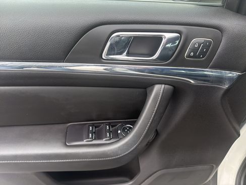 Used 2013 Lincoln MKS AWD image 16