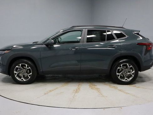 Used 2025 Chevrolet Trax LT w/ LT Convenience Package image 7