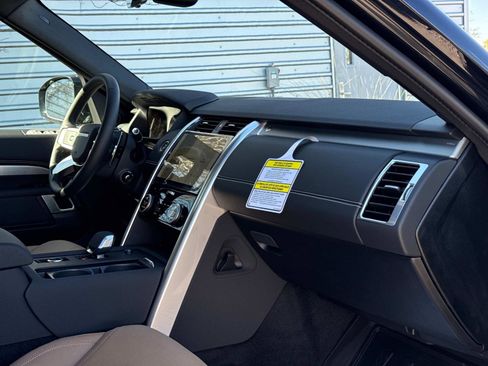 New 2025 Land Rover Discovery Dynamic SE image 10