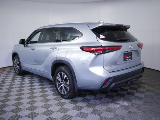 Used 2022 Toyota Highlander XLE AWD/4WD image 4
