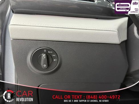 Used 2022 Volkswagen Taos SEL w/ Panoramic Sunroof Package image 38