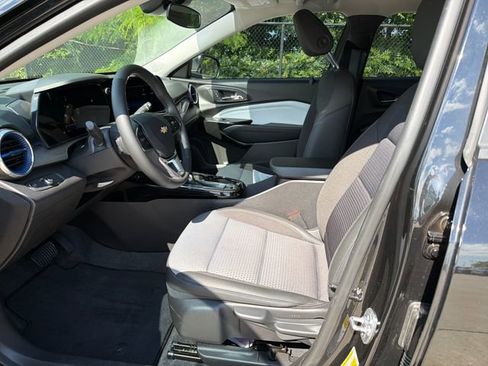 Used 2025 Chevrolet Trax LT w/ LT Convenience Package FWD image 11