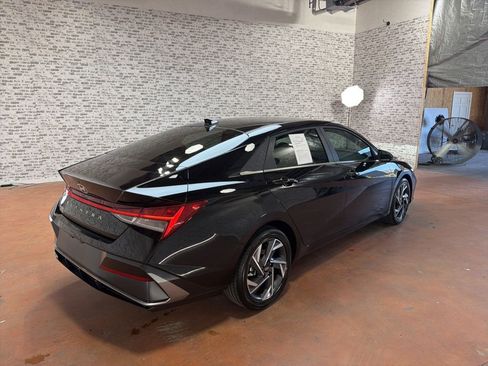 Used 2025 Hyundai Elantra SEL FWD image 7