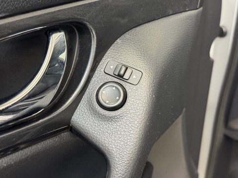 Used 2018 Nissan Rogue SV image 9