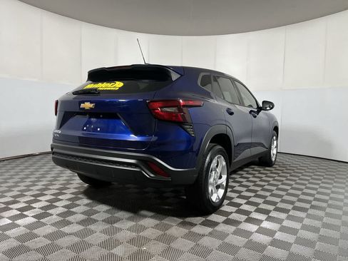 Used 2024 Chevrolet Trax LS w/ LS Convenience Package FWD image 8