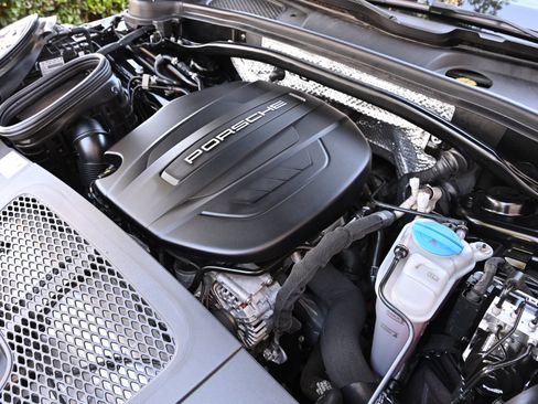 Used 2018 Porsche Macan Sport Edition AWD/4WD image 49