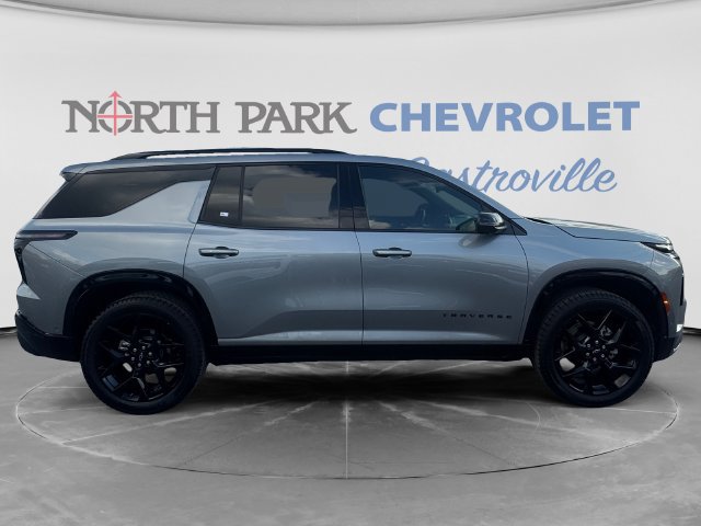 Used 2025 Chevrolet Traverse RS FWD image 2