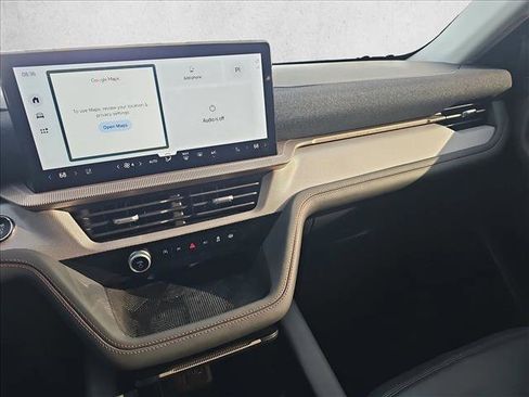 Used 2025 Ford Explorer Active w/ Active Comfort Package image 17