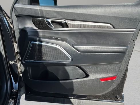 Used 2024 Kia Telluride SX Prestige w/ Towing Package image 9