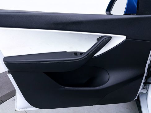 Used 2022 Tesla Model Y Long Range image 15