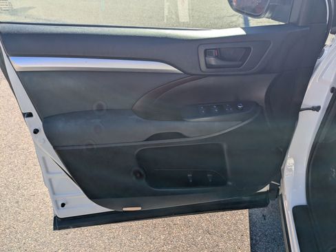 Used 2019 Toyota Highlander LE image 12