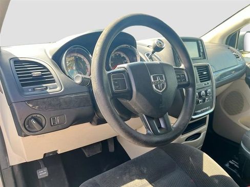 Used 2019 Dodge Grand Caravan SE FWD image 9