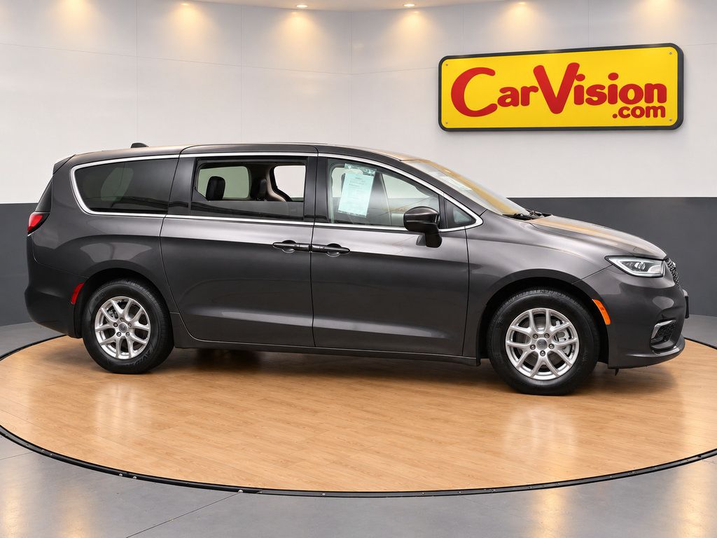 Used 2023 Chrysler Pacifica Touring-L FWD image 4