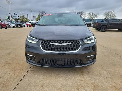 Used 2024 Chrysler Pacifica Touring-L image 3