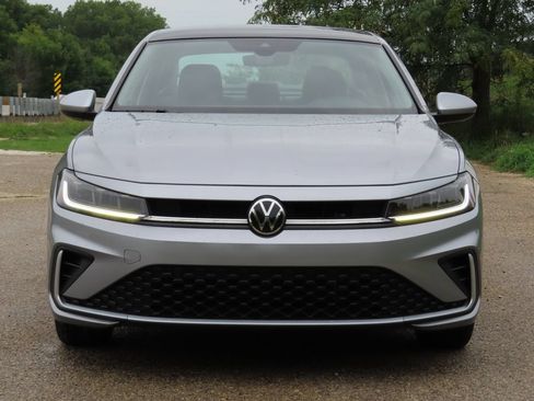 Used 2025 Volkswagen Jetta SE FWD image 16