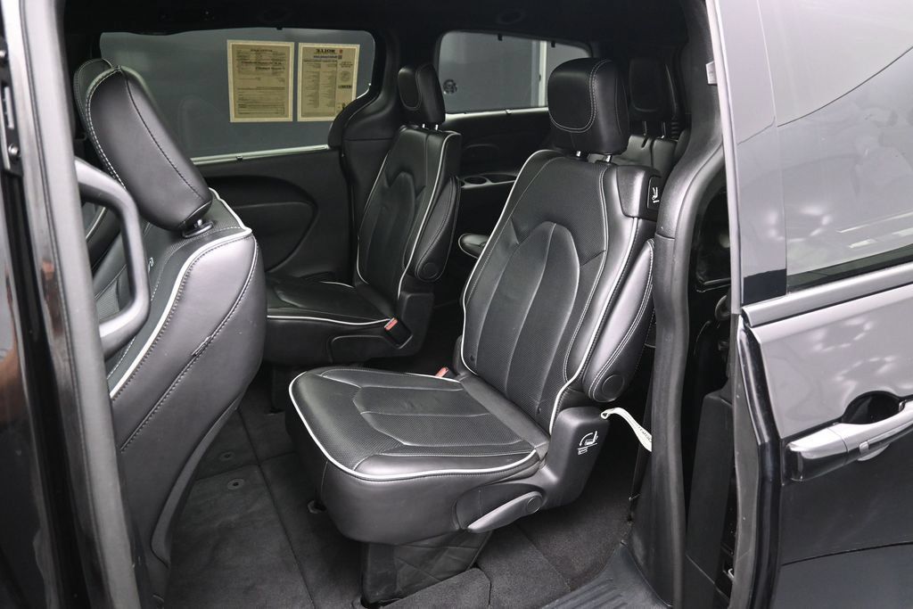 Used 2025 Chrysler Pacifica Limited FWD image 31
