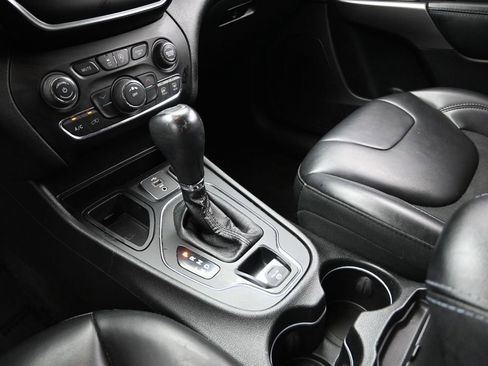 Used 2019 Jeep Cherokee Latitude Plus FWD image 16