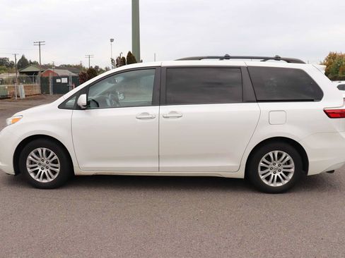Used 2015 Toyota Sienna XLE w/ XLE Navigation Package FWD image 8