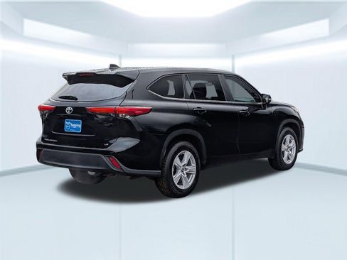 Used 2023 Toyota Highlander LE FWD image 5