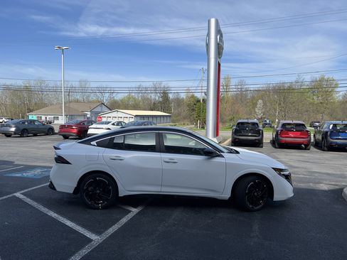 New 2026 Nissan Sentra SR w/ Floor Mat Package FWD image 5