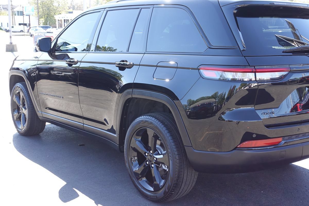 Used 2024 Jeep Grand Cherokee Limited w/ Black Appearance Package AWD/4WD image 10