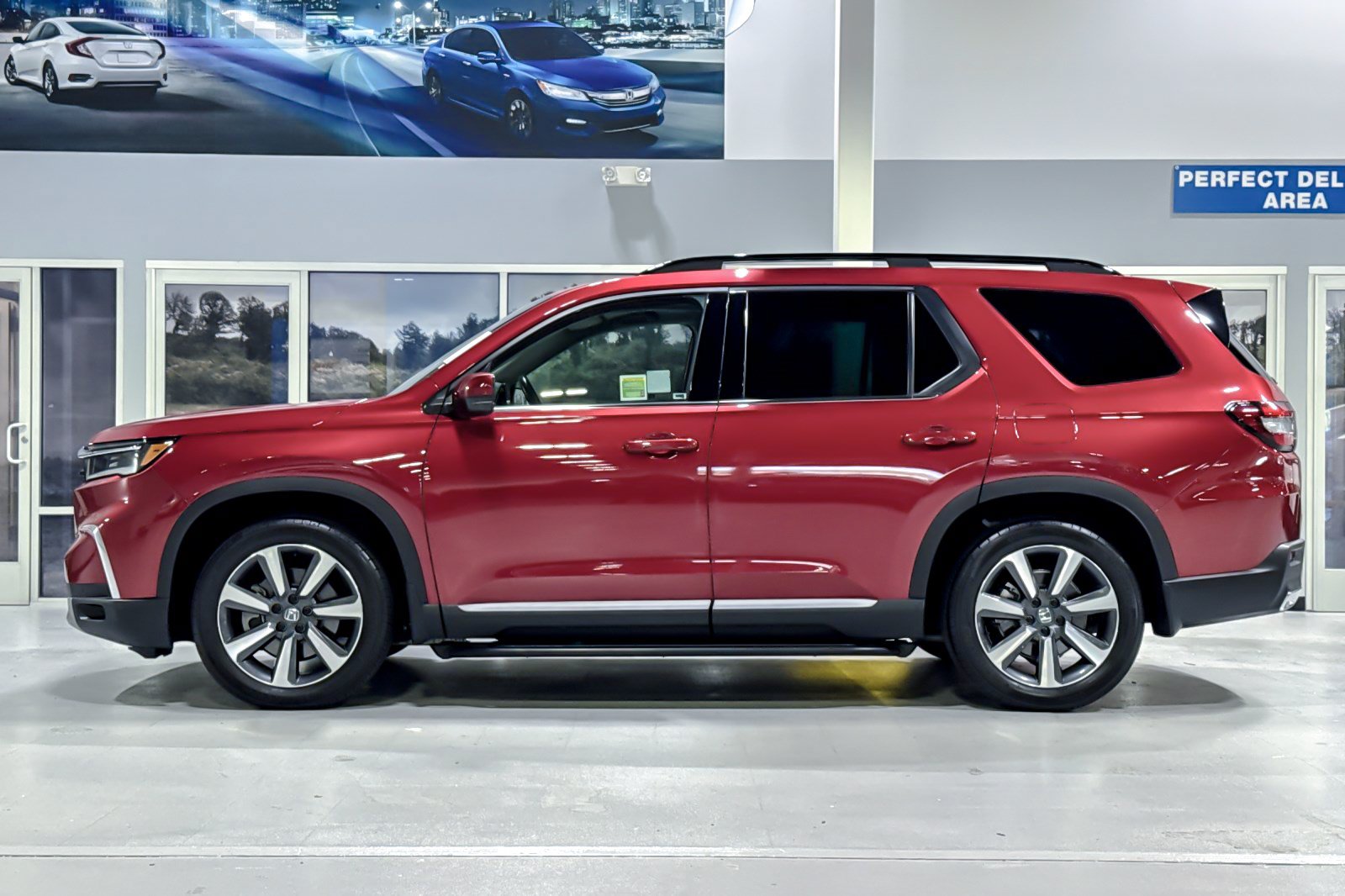 Used 2025 Honda Pilot Touring image 2