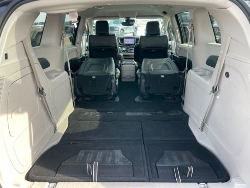 Used 2024 Chrysler Pacifica Select image 34