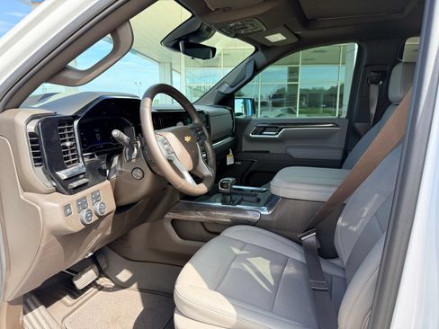 Used 2025 Chevrolet Silverado 1500 LTZ AWD/4WD image 12