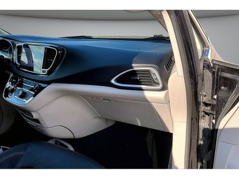 Used 2024 Chrysler Pacifica Touring-L FWD image 49