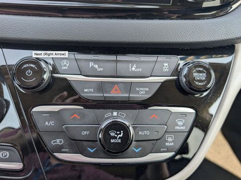 Used 2023 Chrysler Pacifica Touring-L image 13