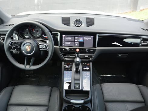 Certified 2026 Porsche Macan AWD/4WD image 12