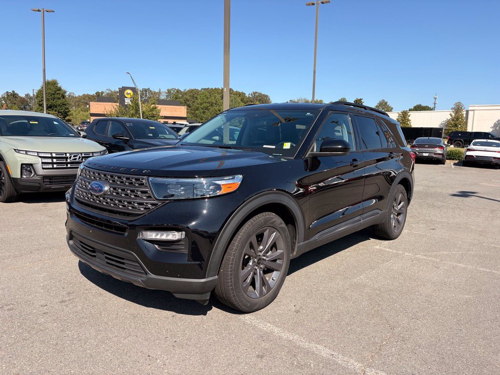 Used 2023 Ford Explorer XLT w/ Equipment Group 202A RWD image 3