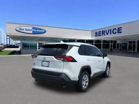 Used 2021 Toyota RAV4 LE FWD image 8