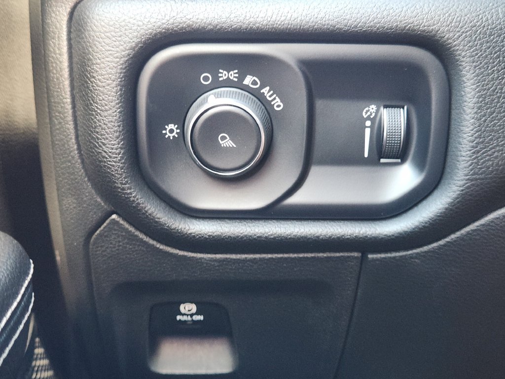 Used 2024 RAM 1500 Laramie RWD image 30
