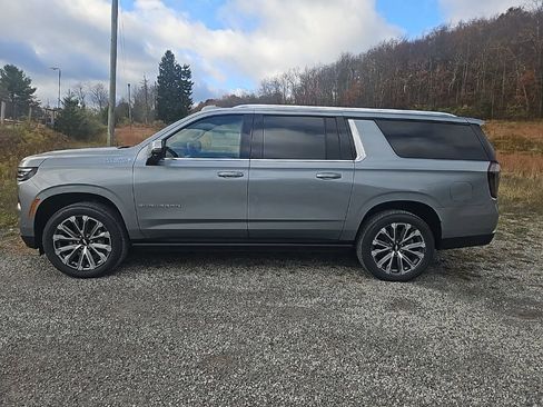 New 2026 Chevrolet Suburban High Country image 2