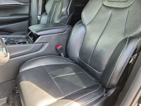 Used 2023 Jeep Grand Cherokee L Overland w/ Luxury Tech Group IV AWD/4WD image 16