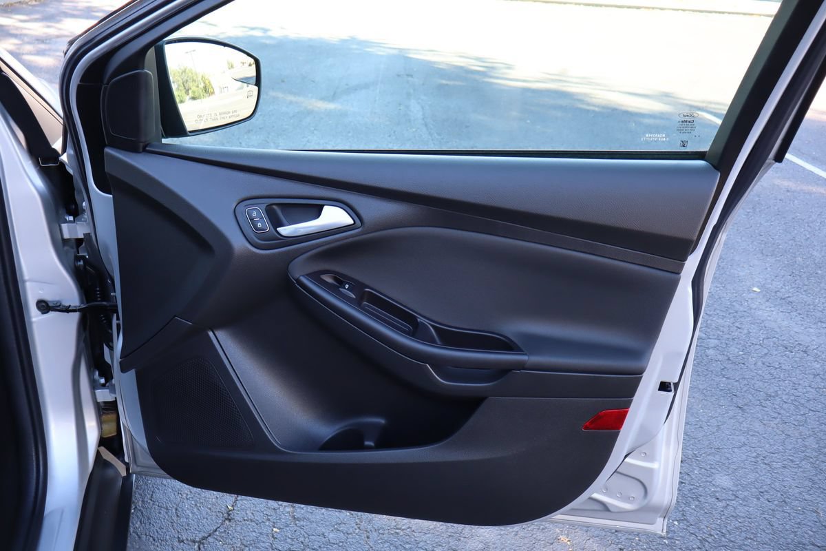 Used 2018 Ford Focus SE w/ Cold Weather Package FWD image 26
