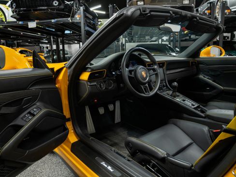 Used 2019 Porsche 911 Speedster RWD image 22
