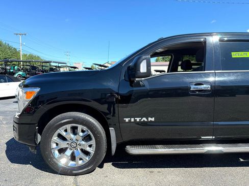 Used 2021 Nissan Titan SV w/ SV Convenience Package image 6