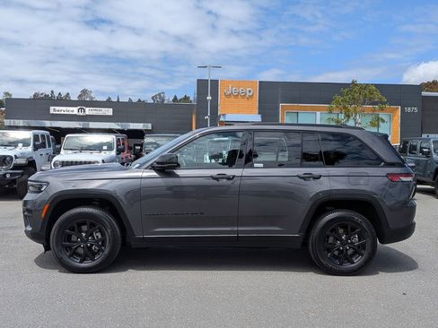 Used 2024 Jeep Grand Cherokee Altitude RWD image 2