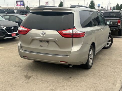Used 2015 Toyota Sienna LE image 5
