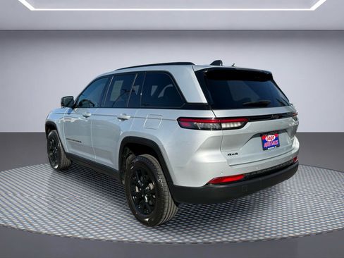 Used 2024 Jeep Grand Cherokee Altitude AWD/4WD image 4