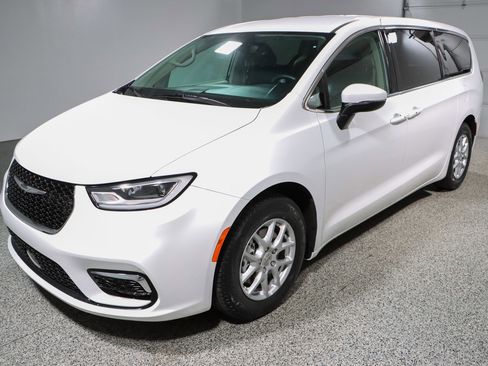 Used 2023 Chrysler Pacifica Touring-L FWD image 34