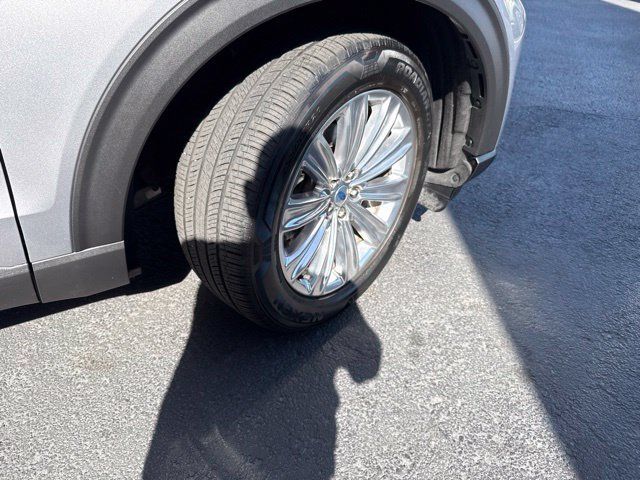 Used 2021 Ford Explorer Limited w/ Equipment Group 301A AWD/4WD image 11