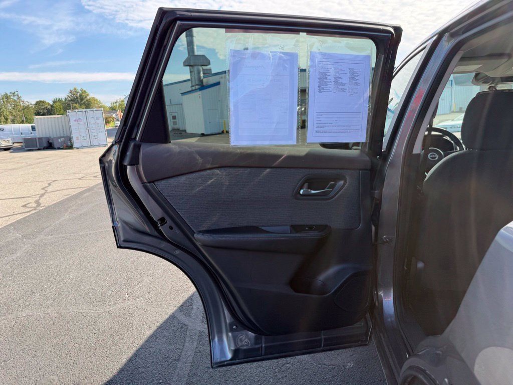 Used 2023 Nissan Rogue SV AWD/4WD image 22