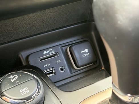 Used 2018 Jeep Cherokee Limited w/ Technology Group AWD/4WD image 11
