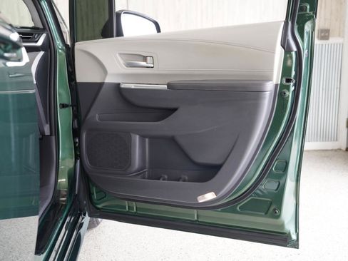 Used 2022 Toyota Sienna XLE w/ XLE Plus Package image 31