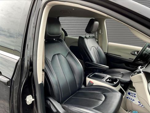 Used 2024 Chrysler Pacifica Touring-L FWD image 24
