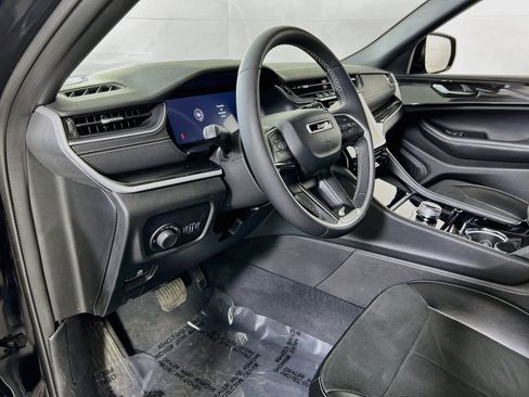 Used 2023 Jeep Grand Cherokee Altitude AWD/4WD image 9