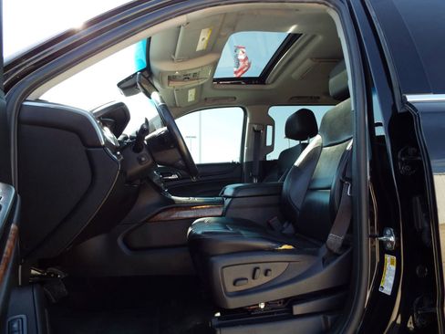 Used 2015 Chevrolet Suburban LTZ RWD image 21